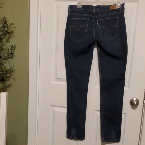 Levi's Classic Blue Women's Jeans with a Sexy, Date night, Curve Appeal - Picture 3 of 5